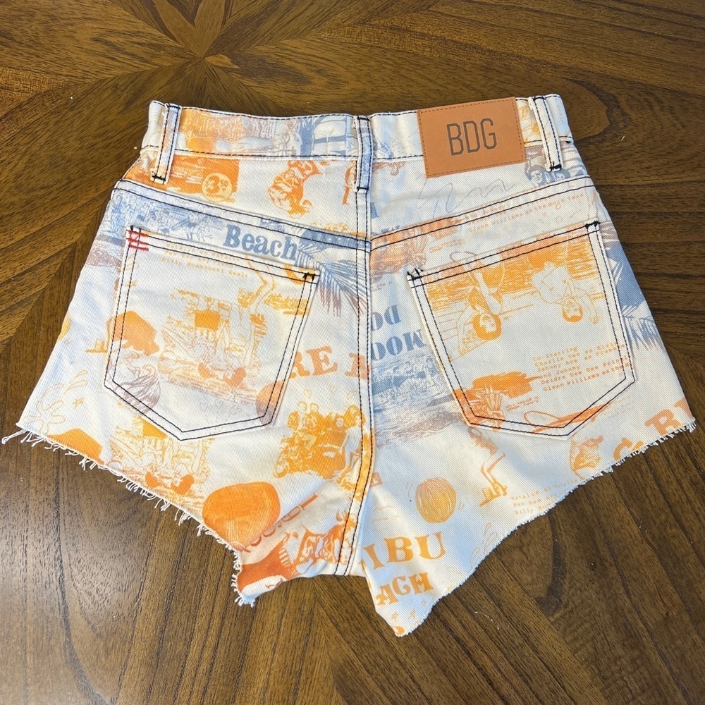 BDG Urban Outfitters Size 25 Orange Blue Pitched Waist Shorts Retro Print New - Picture 3 of 9